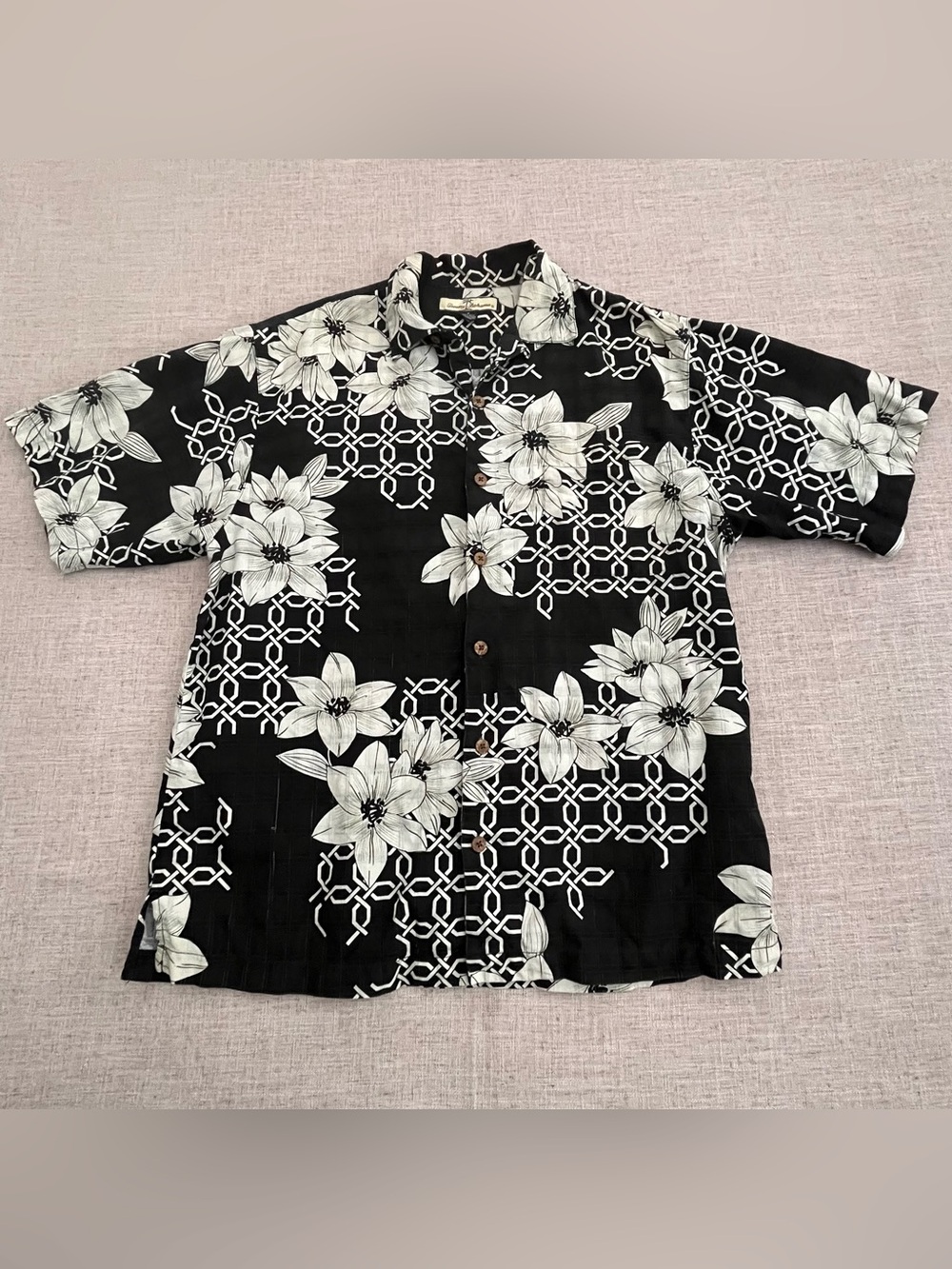 Tommy Bahama Shirt Mens Small Black Cream Silk Hawaiian Floral Aloha Loop Collar